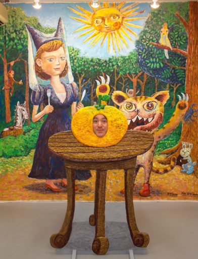 パネルに顔をはめた状態（作者本人）