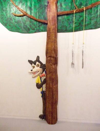 木とおおかみ（段ボール・板・紙粘土・アクリル）　